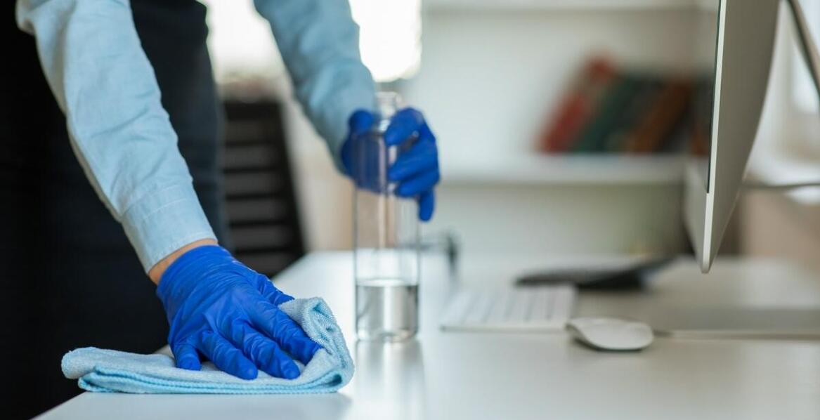 Jak zapewniać bezpieczeństwo podczas sprzątania apartamentów?