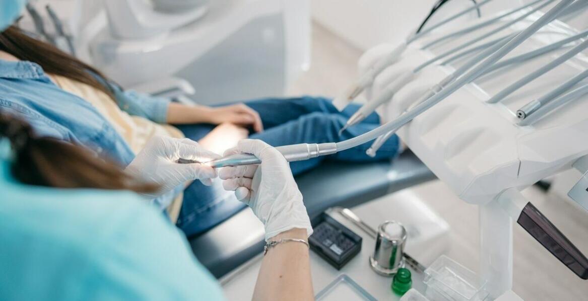 Efektywność piaskowania zębów w usuwaniu przebarwień