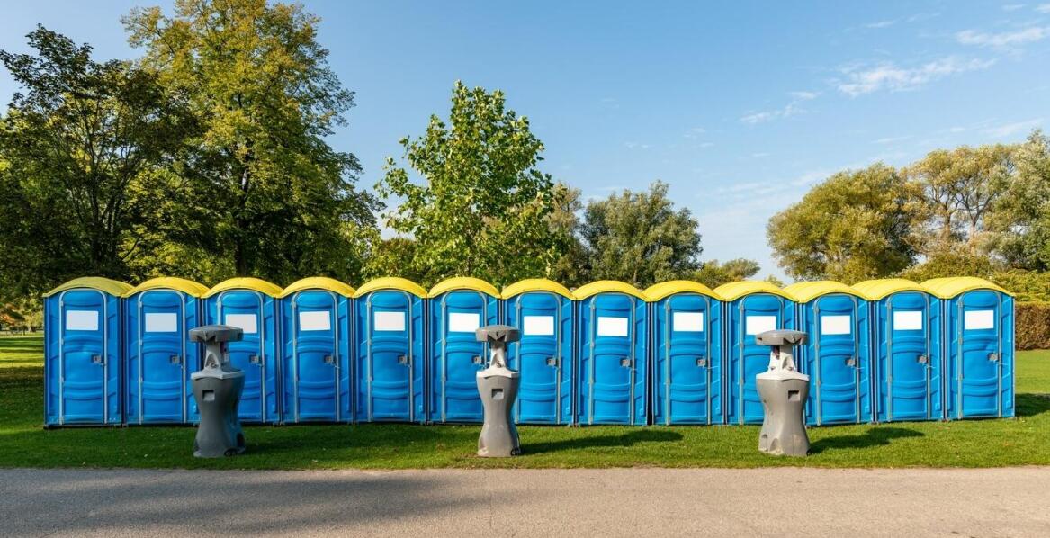 Dlaczego toalety z umywalką są istotnym elementem oferty wynajmu?