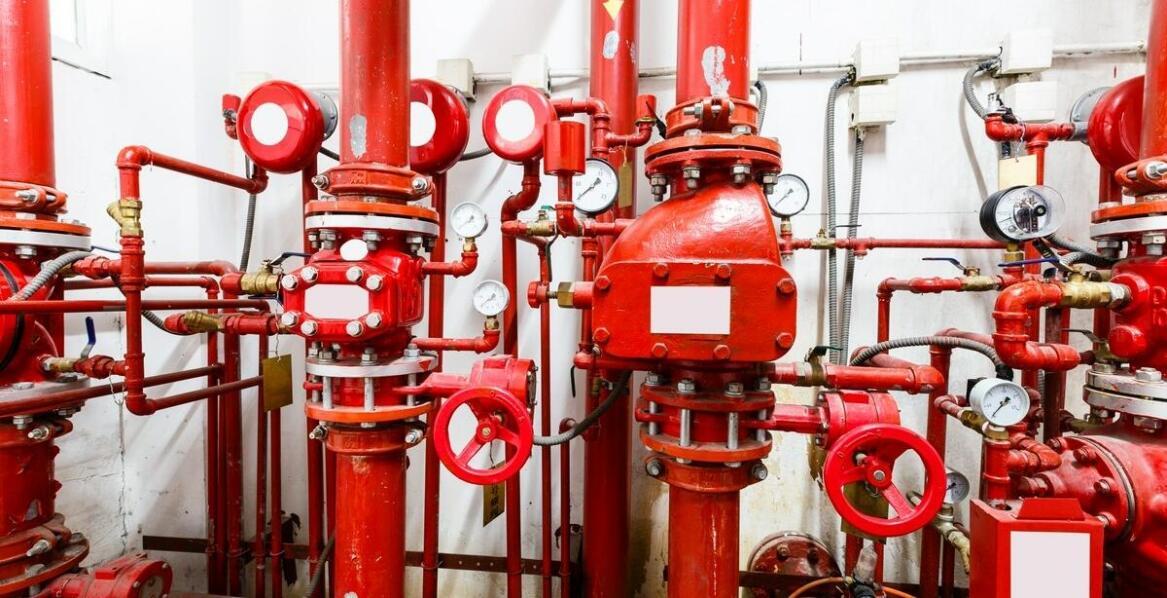 Porównanie stałych urządzeń gaśniczych gazowych i wodnych – co wybrać?