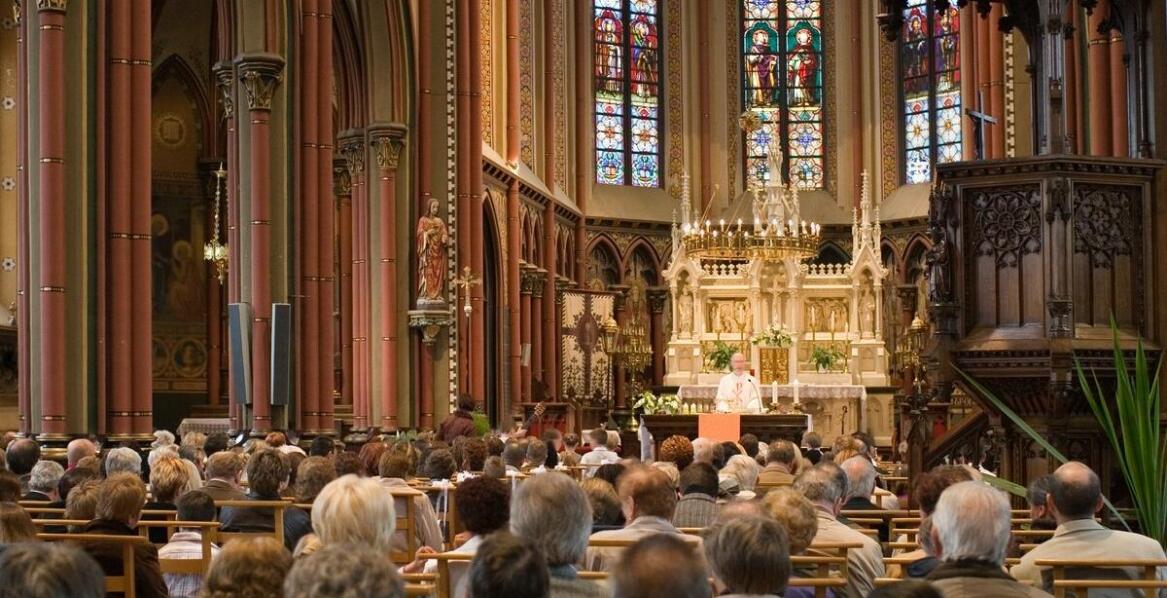 Znaczenie muzyki podczas pogrzebu katolickiego – jak wybrać repertuar?