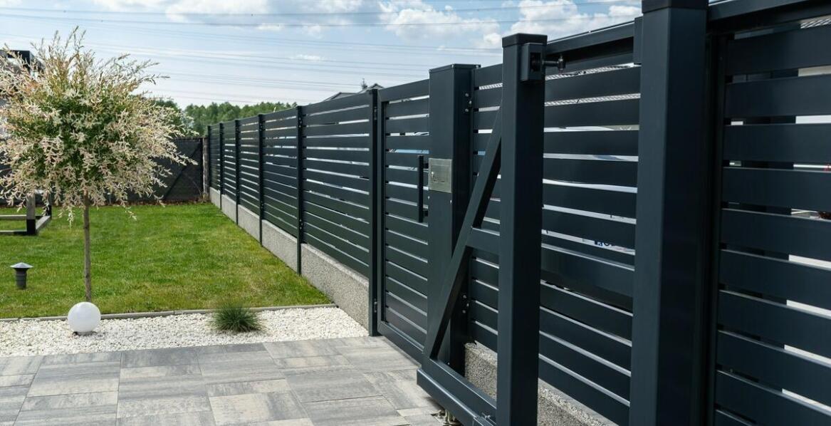 Jak nowoczesne ogrodzenia zapewniają prywatność bez kompromisów?
