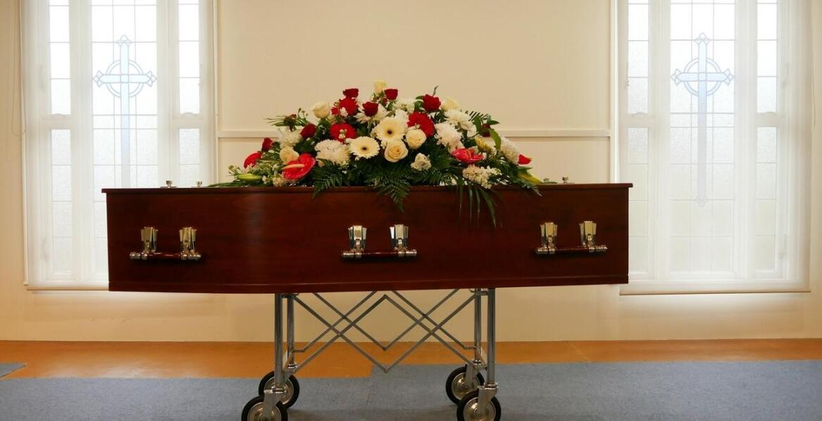 Kosmetyka zwłok – jakie usługi oferują profesjonalne zakłady pogrzebowe?