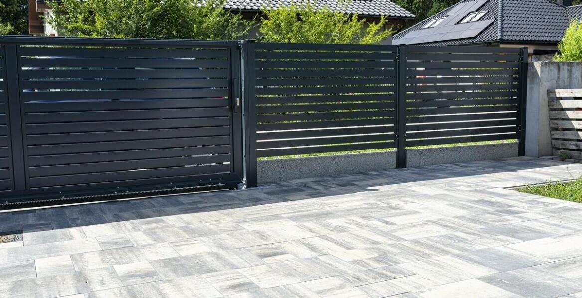 Beton architektoniczny w nowoczesnych ogrodzeniach frontowych – zalety i zastosowania