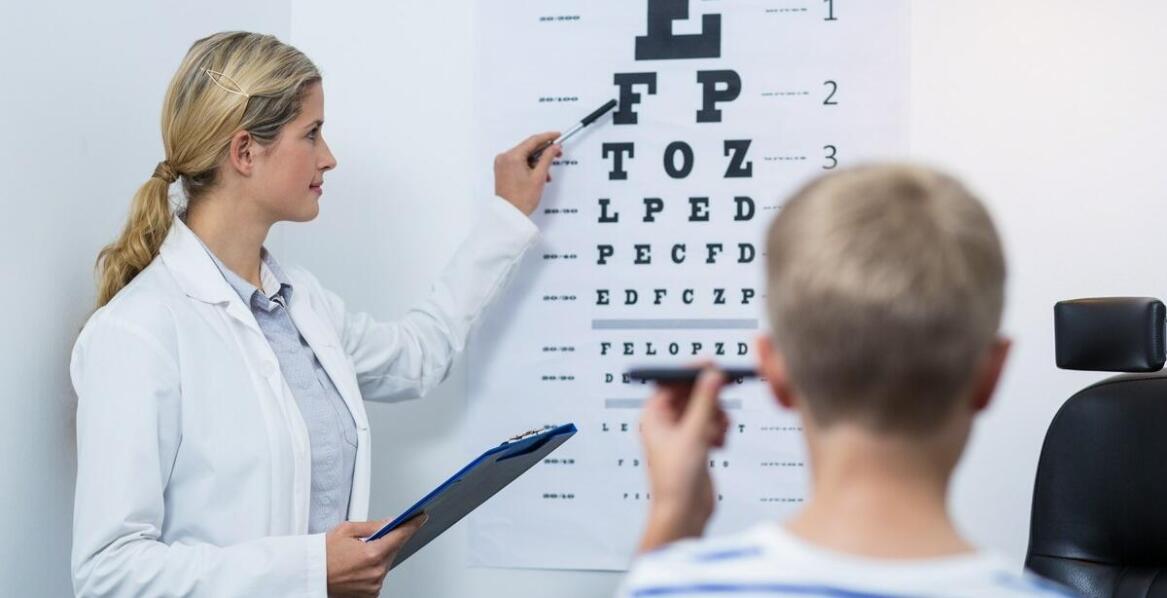 Praktyczne aspekty stosowania tablic Snellena w małych gabinetach
