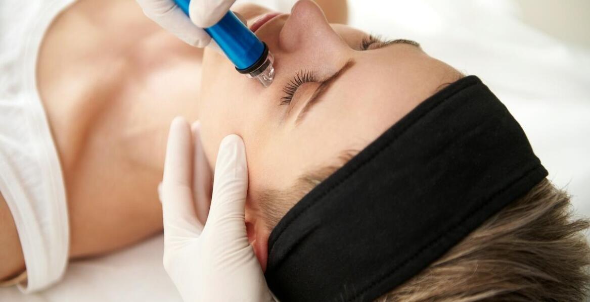 Dermapen w pielęgnacji skóry dojrzałej – jak często powtarzać zabieg?