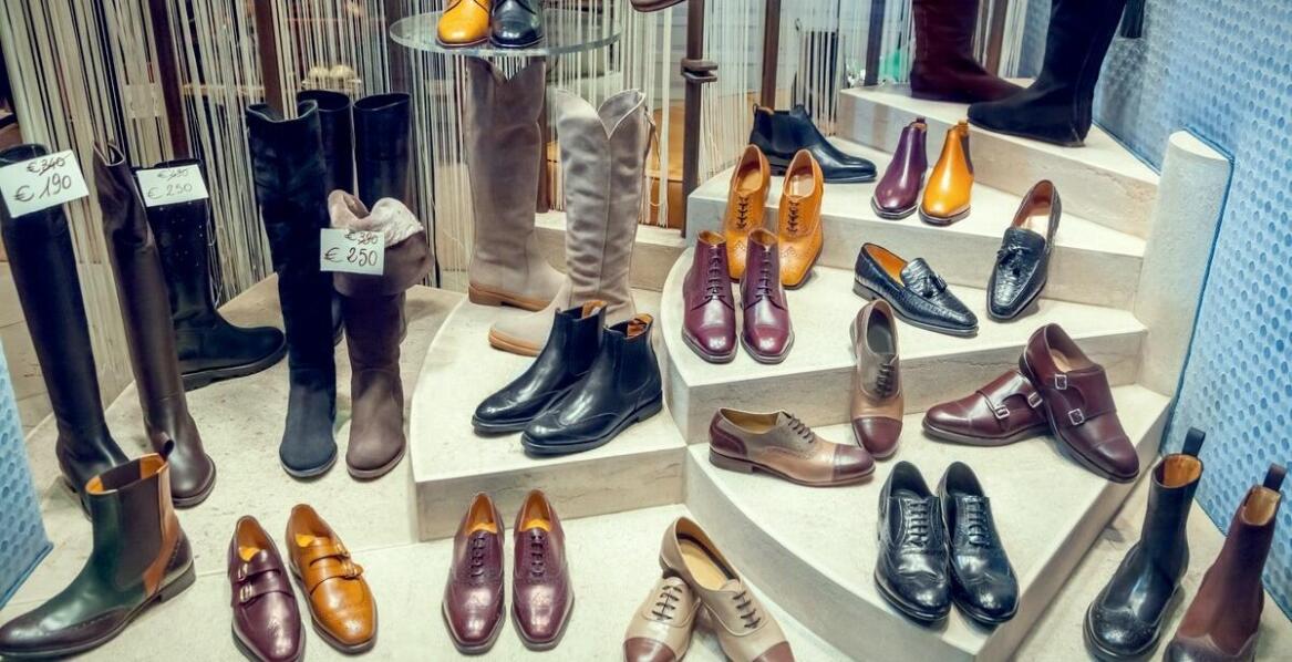 Jak naklejki na podłogę mogą wpływać na doświadczenie klienta w sklepie?