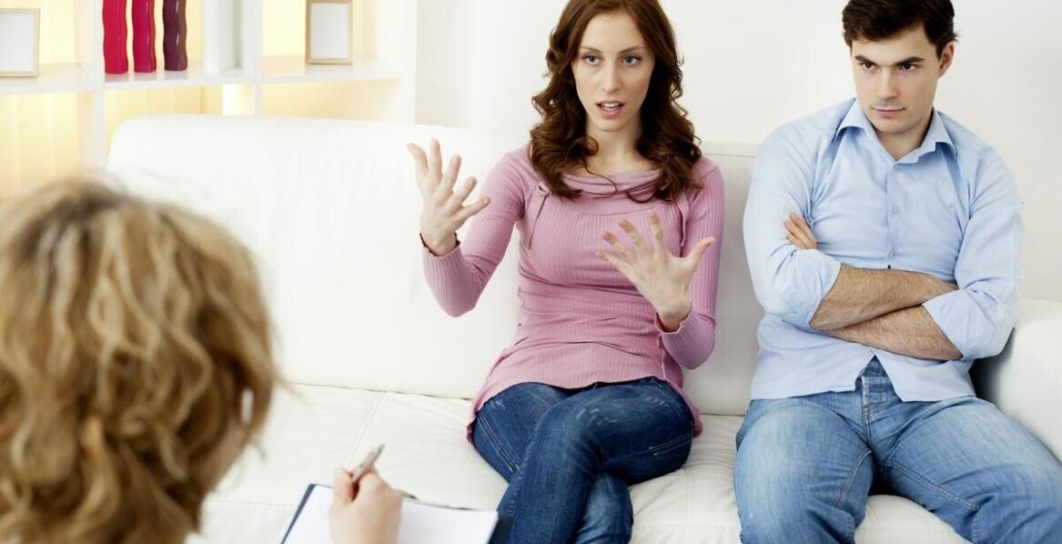 Jakie techniki są stosowane w terapii EFT, by pomóc parom zbliżyć się do siebie?