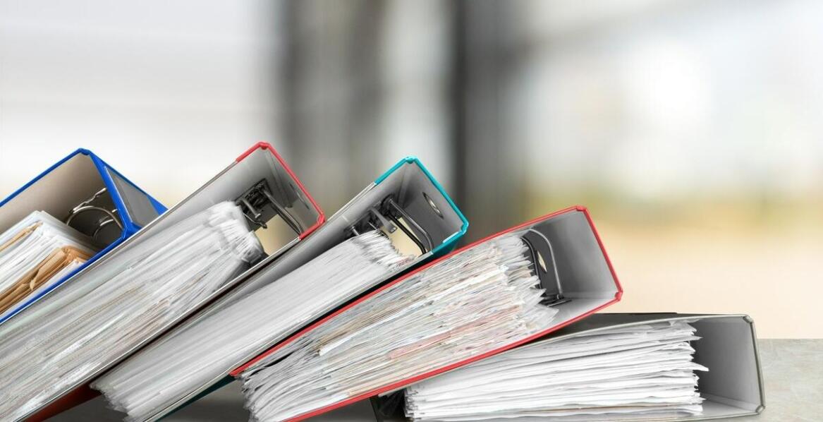 Zastosowanie klipsów w biurze – jak zwiększają one organizację pracy?