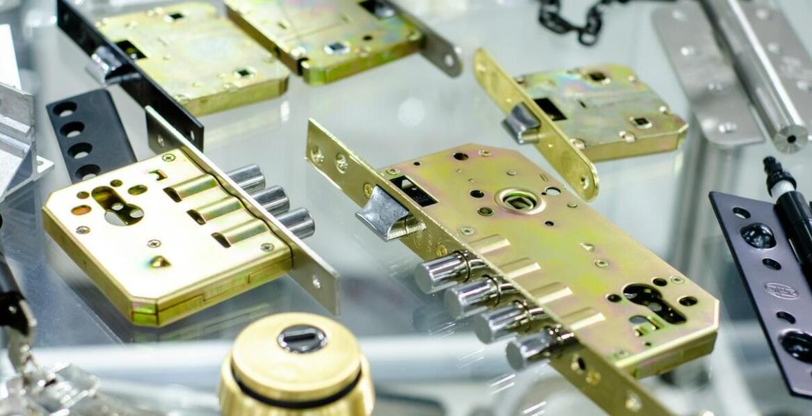 Porównanie różnych typów zapięć w pokrowcach na jacuzzi