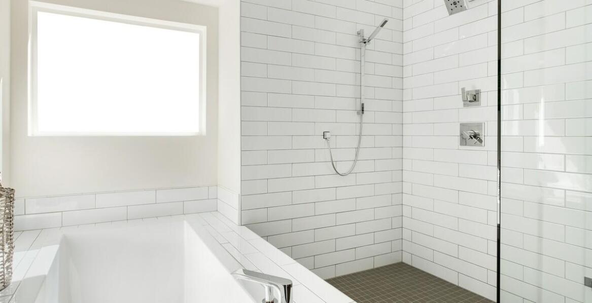 Ławeczki na wannę – jakie cechy wpływają na ich trwałość i funkcjonalność?