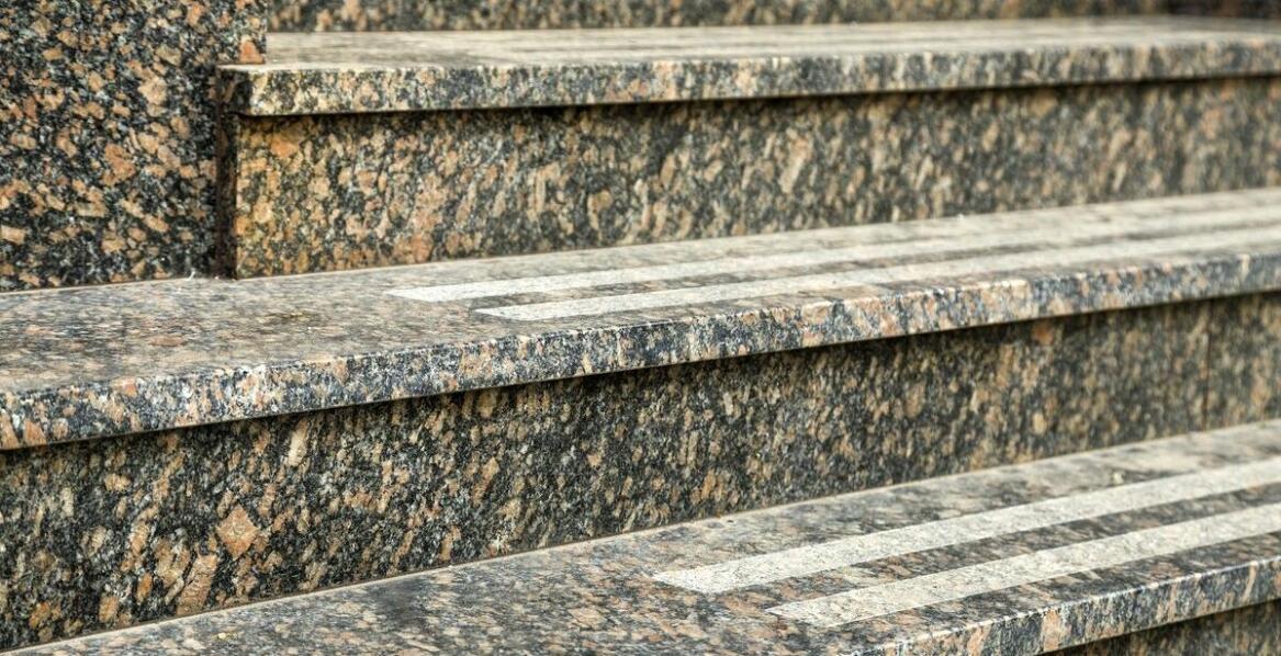 Trendy w projektowaniu schodów granitowych