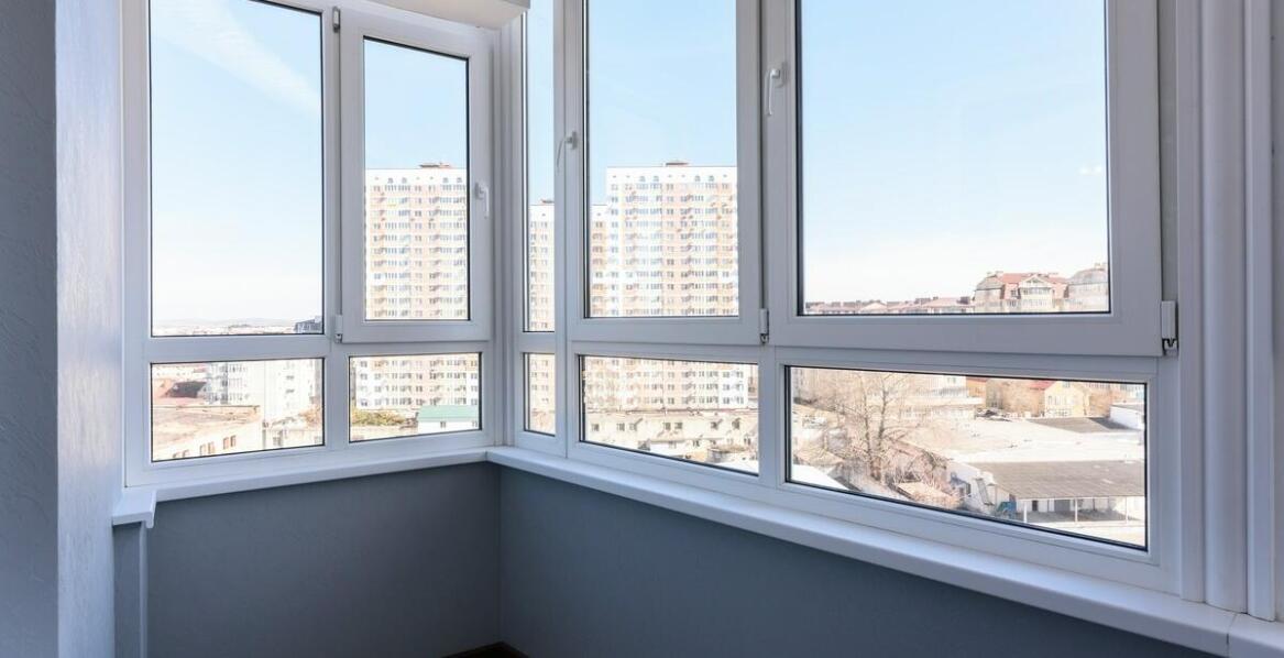 Co sprawia, że stolarka aluminiowa jest popularnym wyborem w architekturze minimalistycznej?