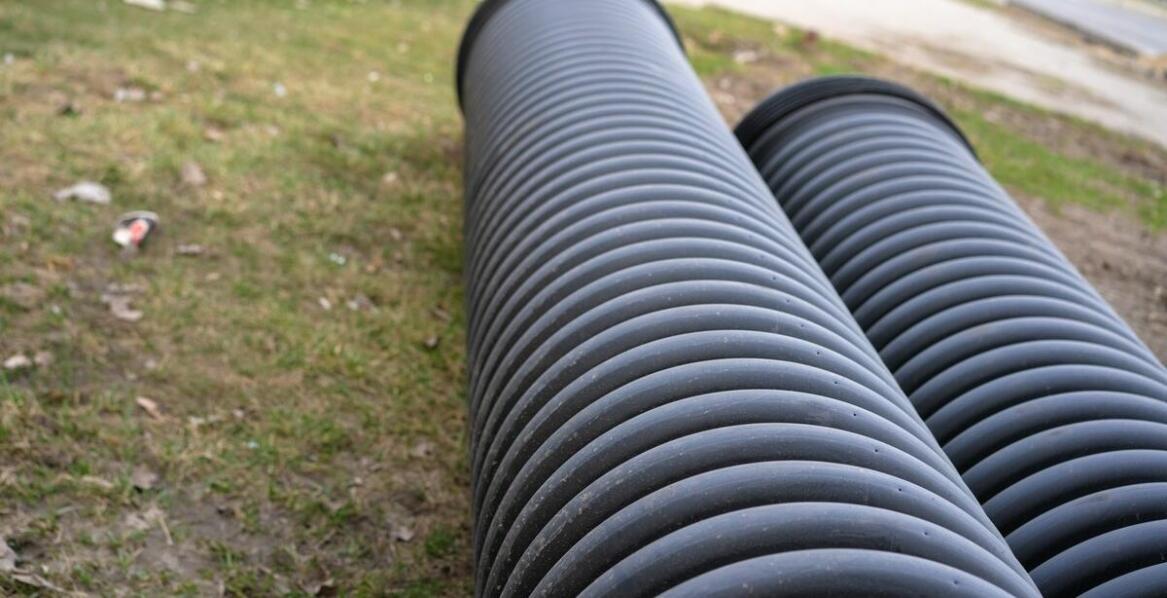 Jakie są zalety stosowania rur z żeliwa w projektach krakingu?