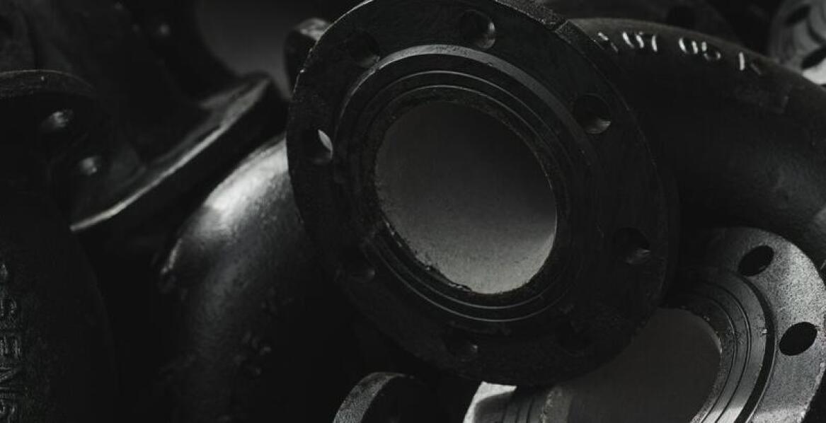 Jakie aspekty wpływają na wytrzymałość rur kanalizacyjnych z żeliwa?