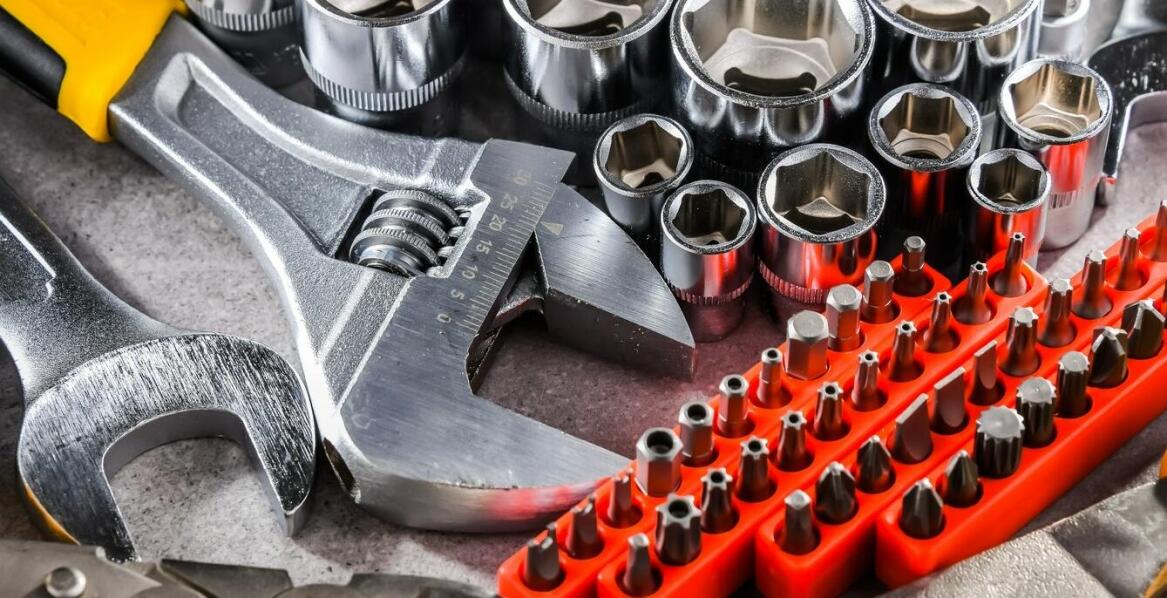 Jakie materiały są wykorzystywane do produkcji nasadek udarowych i dlaczego?