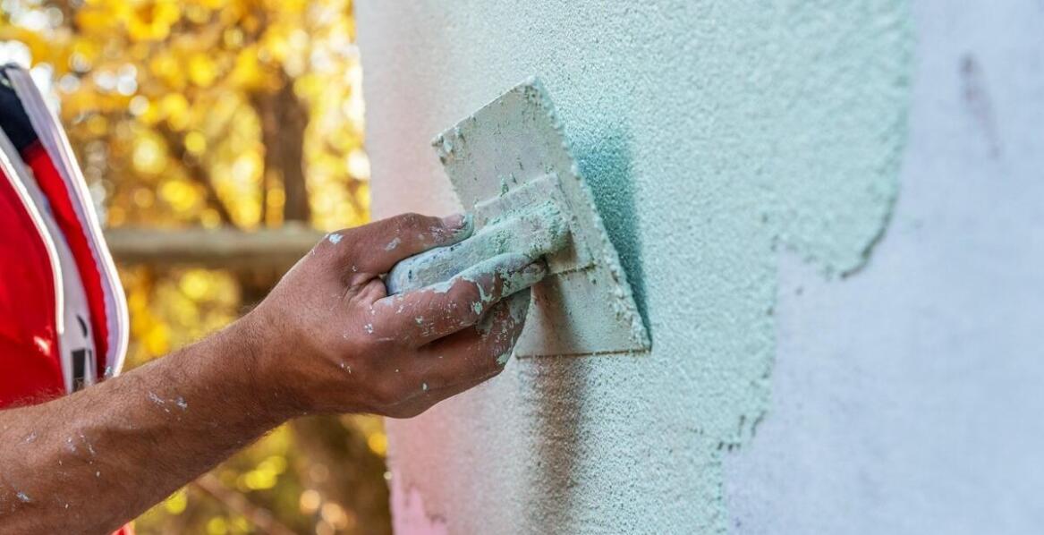 Jak wybrać odpowiednią strukturę wykończenia w systemie z tynkiem silikatowym?