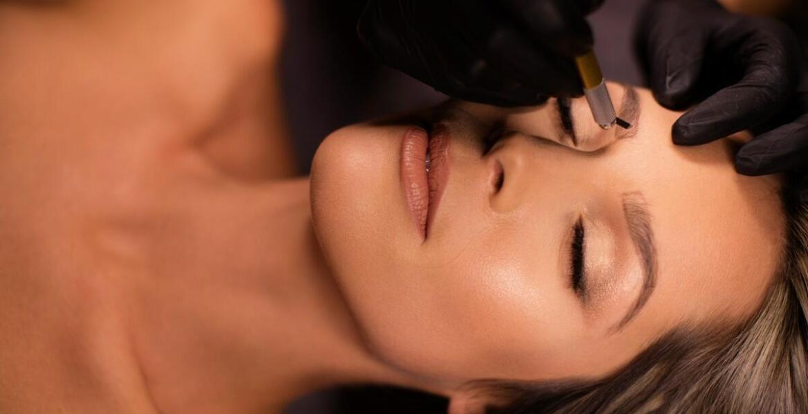 Jak makijaż permanentny może pomóc w redukcji asymetrii w rysach twarzy?