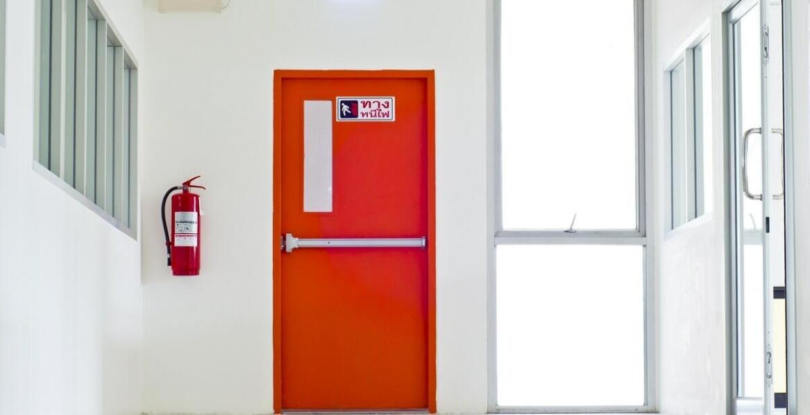 Zalety bram przeciwpożarowych przesuwnych w budynkach przemysłowych