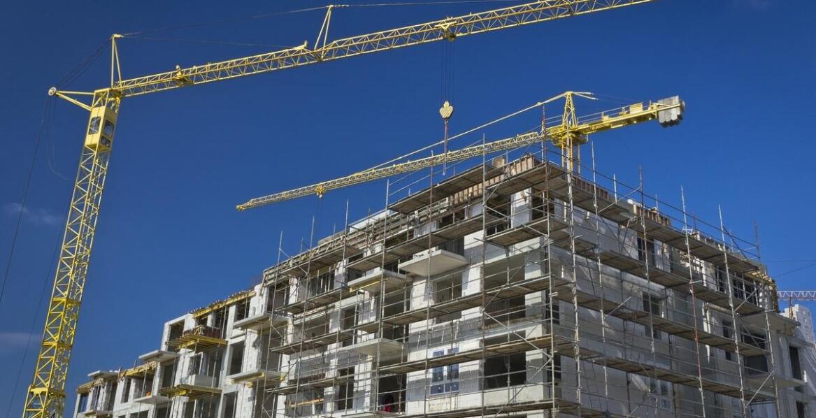 Kluczowe zalety współpracy z profesjonalnymi firmami budowlanymi w branży domów jednorodzinnych