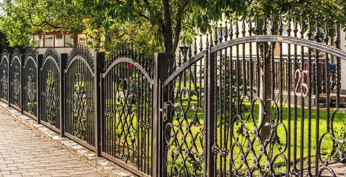 Stylowe płoty metalowe – jak wybrać odpowiedni design dla swojej posesji?