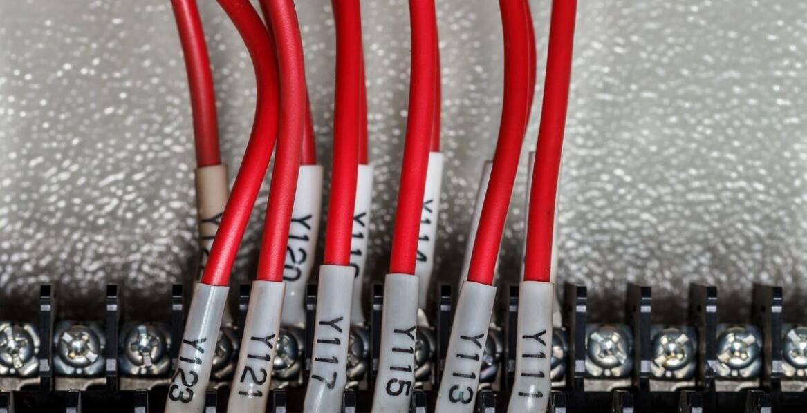 Jak elastyczne szyny prądowe wpływają na bezpieczeństwo w zakładzie przemysłowym