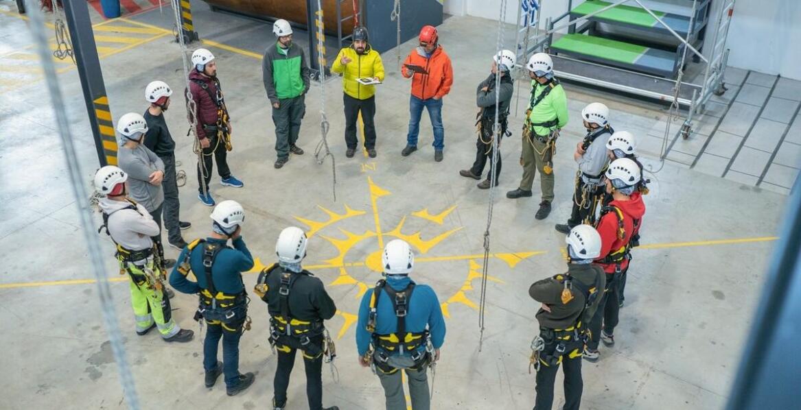 Bezpieczeństwo pracy z elektrodami wahliwymi: Kluczowe aspekty do rozważenia