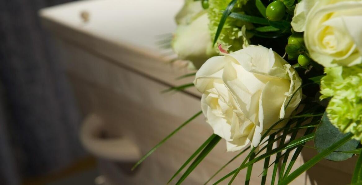 Znaczenie wyboru odpowiedniej trumny przy organizacji pogrzebu
