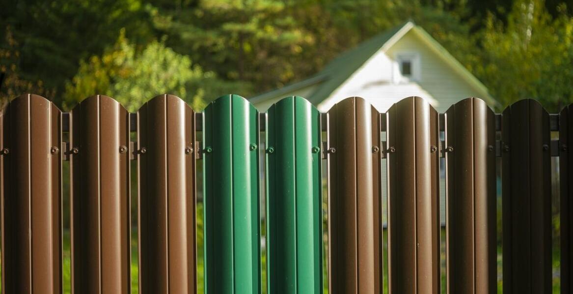 Korzyści płynące z inwestycji w trwałe i estetyczne ogrodzenia ażurowe