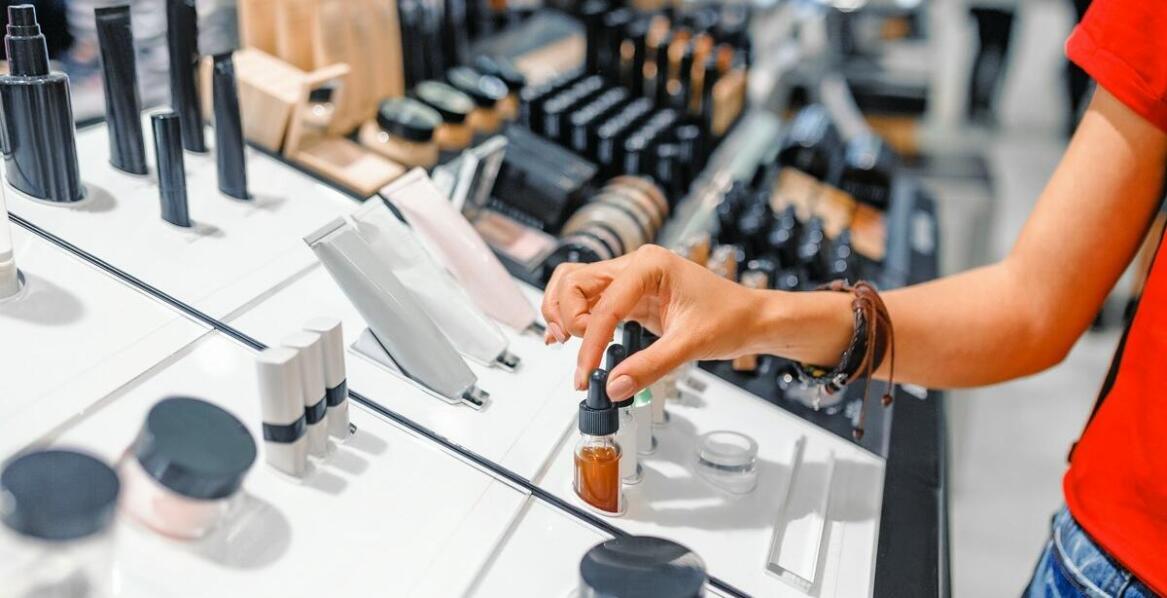 Jak producent francuskich perfum lanych dba o zgodność z normami jakościowymi?
