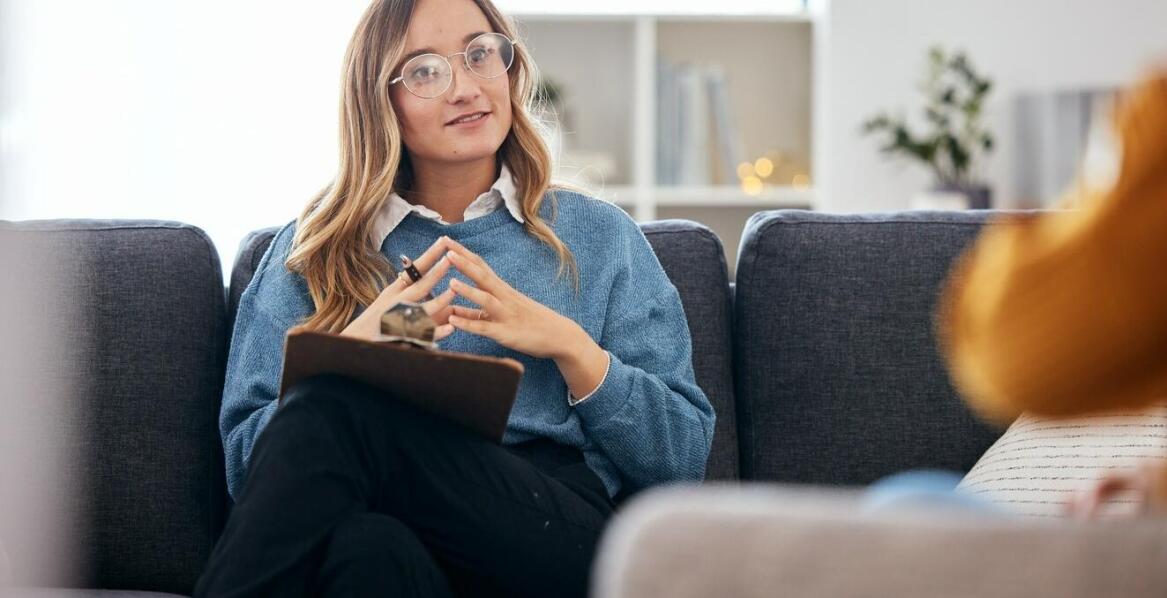 Współpraca z psychologiem w ośrodku terapii uzależnień: jak to wygląda w praktyce?