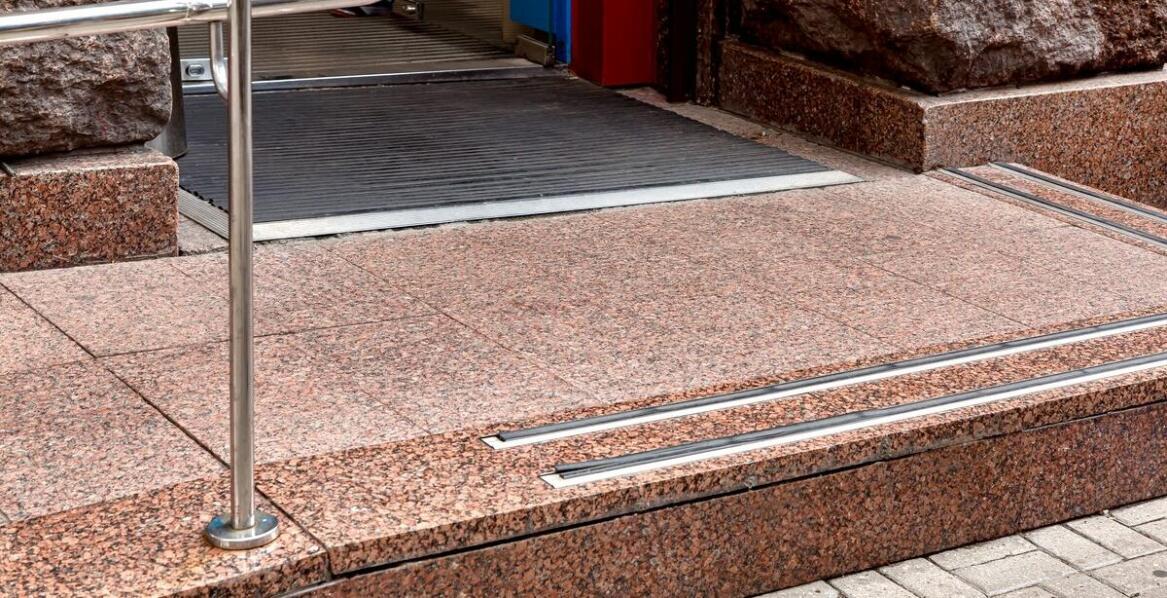 Odporność parapetów granitowych na warunki atmosferyczne – co warto wiedzieć?