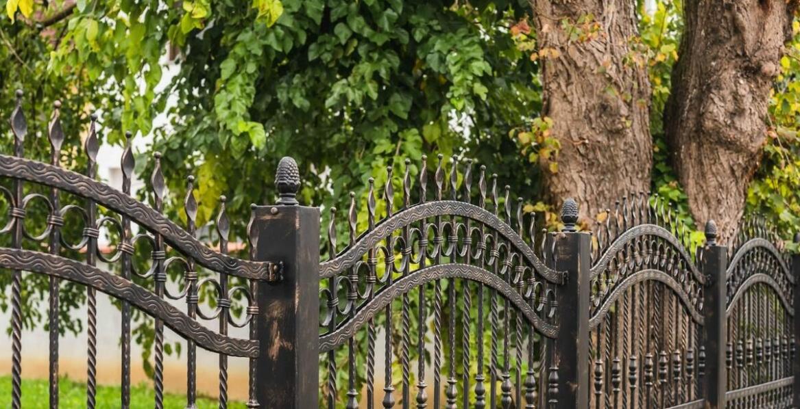 Rola furtek w systemach ogrodzeniowych – co warto wiedzieć?