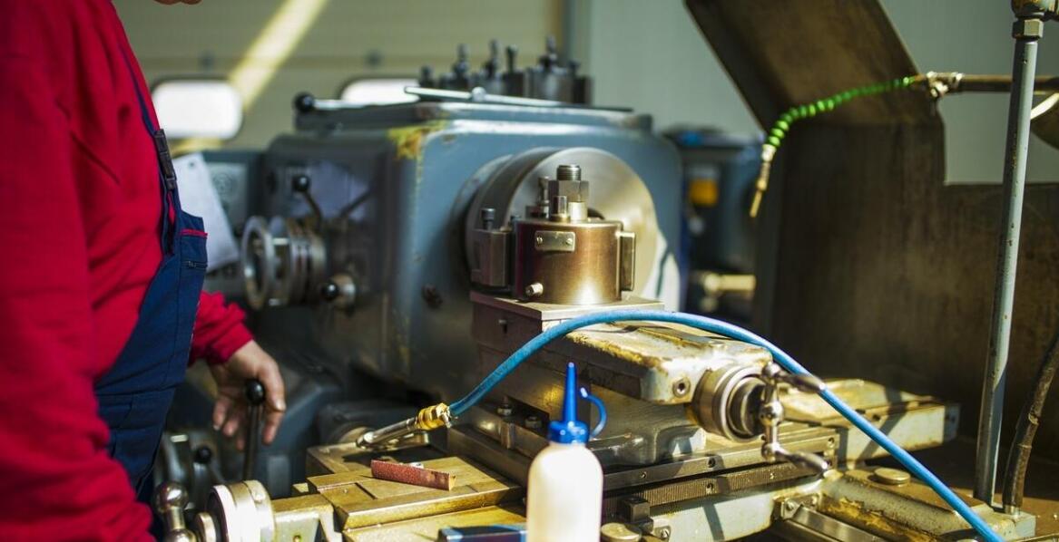 Dlaczego warto korzystać z usług serwisu przy naprawie starszych modeli kompresorów?