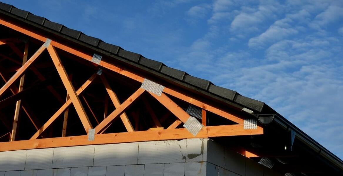Jak blachy dachowe wpływają na trwałość konstrukcji budowlanych?