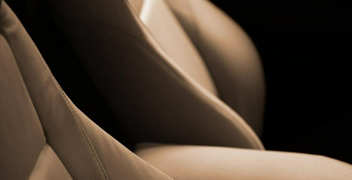 Jakie materiały dominują w nowoczesnej tapicerce samochodowej?