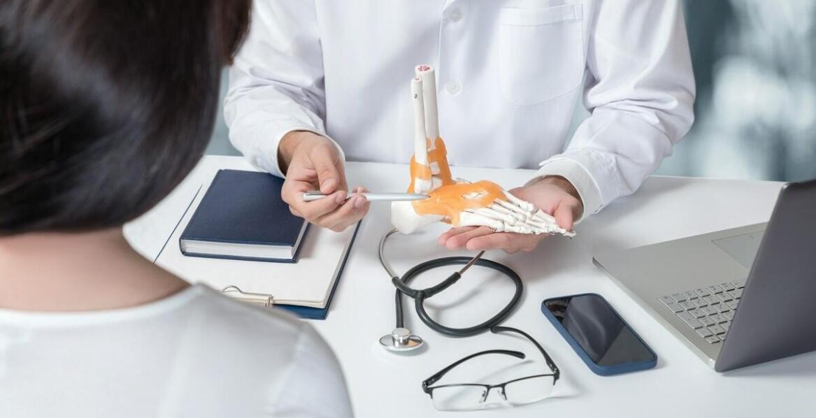 W jaki sposób kołnierz stabilizujący wspiera rehabilitację neurologiczną?