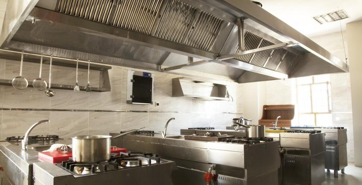 Jak dostosować stoły gastronomiczne do specyfiki działalności kulinarnej?