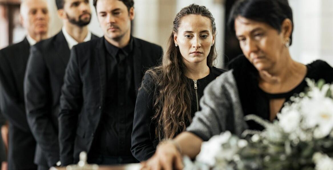 Ceremonie pogrzebowe z osobistymi przemówieniami - jak się do nich przygotować?