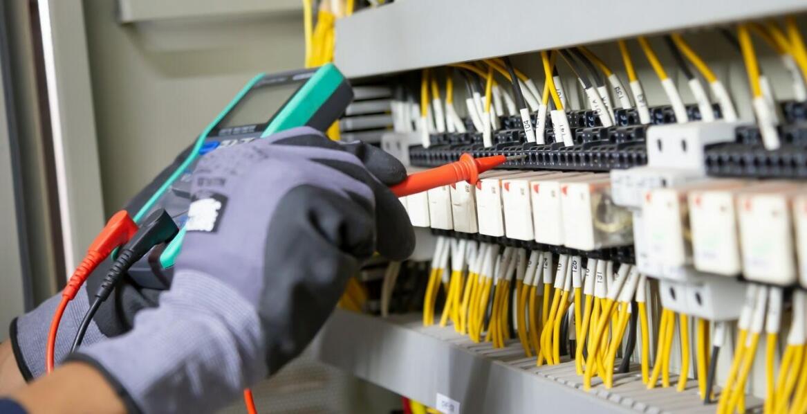 Instalacje elektryczne w konstrukcjach stalowych – co warto wiedzieć?