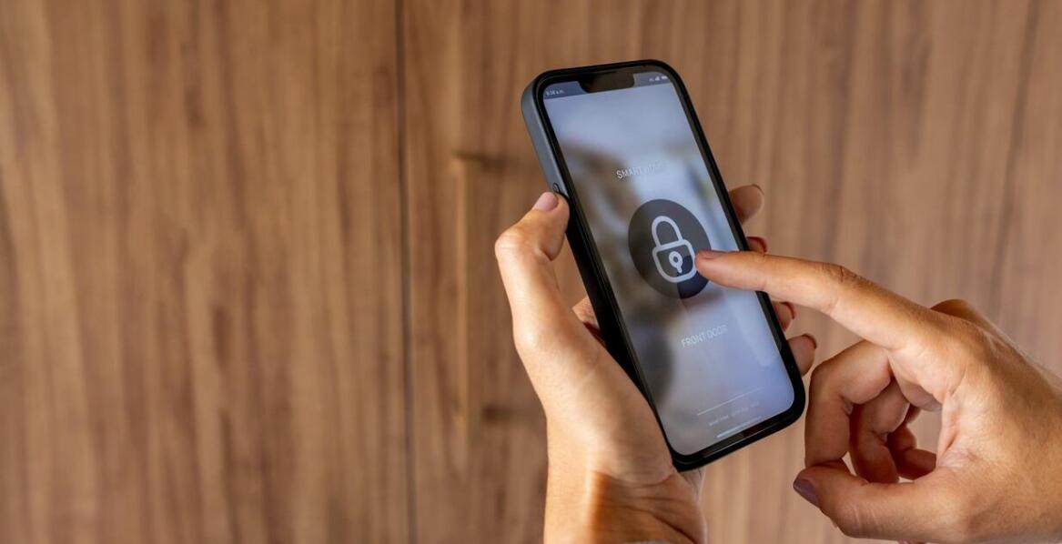 Jakie akcesoria można dodać do drzwi zewnętrznych 80 prawych, aby zwiększyć ich funkcjonalność?