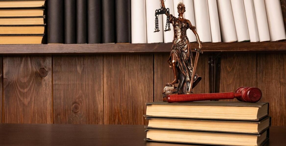 Obrona w sprawach karnych – jakie strategie są najczęściej stosowane?