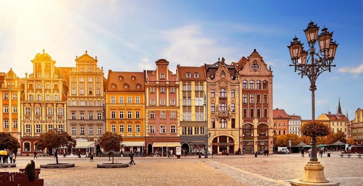 Wynajem busów 9 osobowych Toruń – porównanie cen i usług