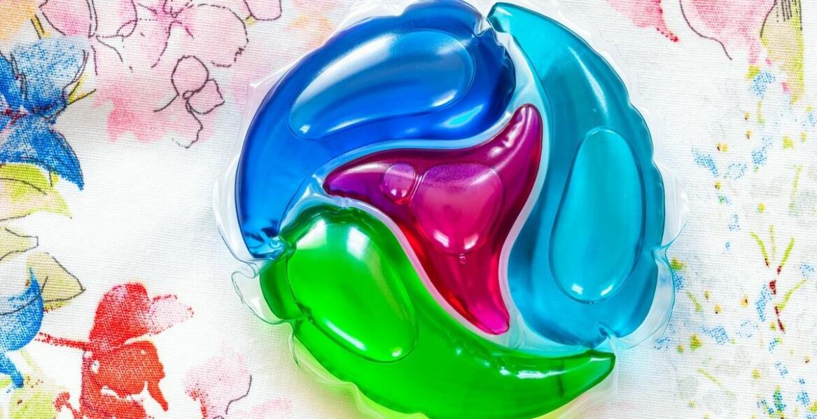 Jak kapsułki do prania czarnego wpływają na trwałość ciemnych kolorów?