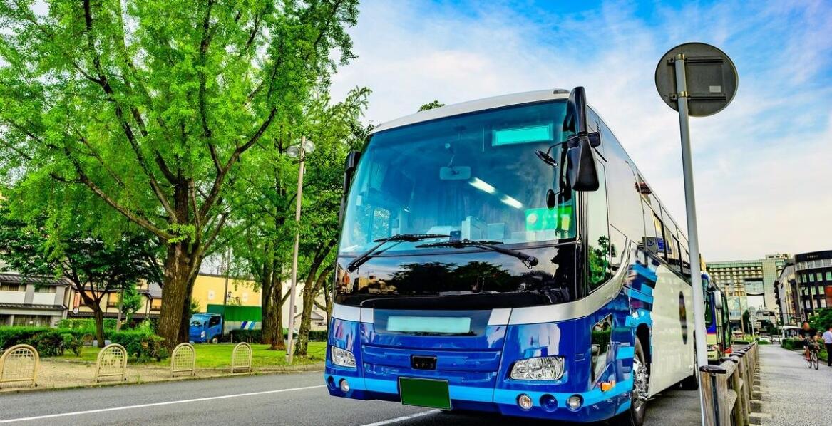 Jakie są korzyści z wynajmu busów osobowych na imprezy okolicznościowe?