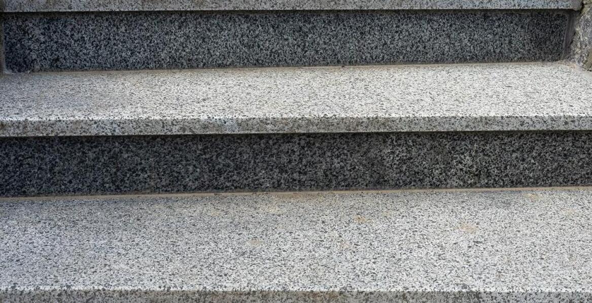 Personalizacja stopni granitowych – jakie możliwości oferuje rynek?