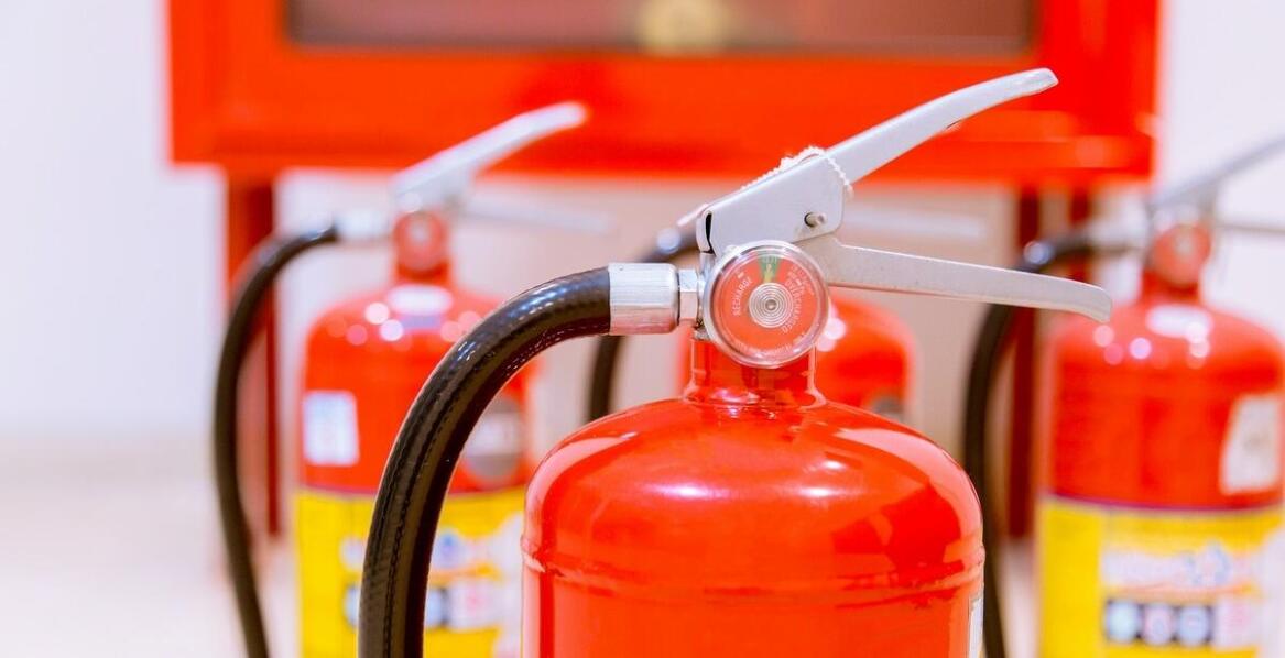 Rola podręcznego sprzętu gaśniczego w ochronie mieszkań i domów