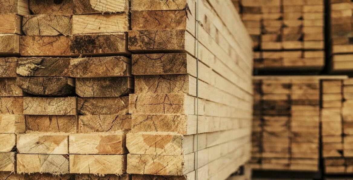 Przewaga drewna nad innymi materiałami w konstrukcji łat dachowych