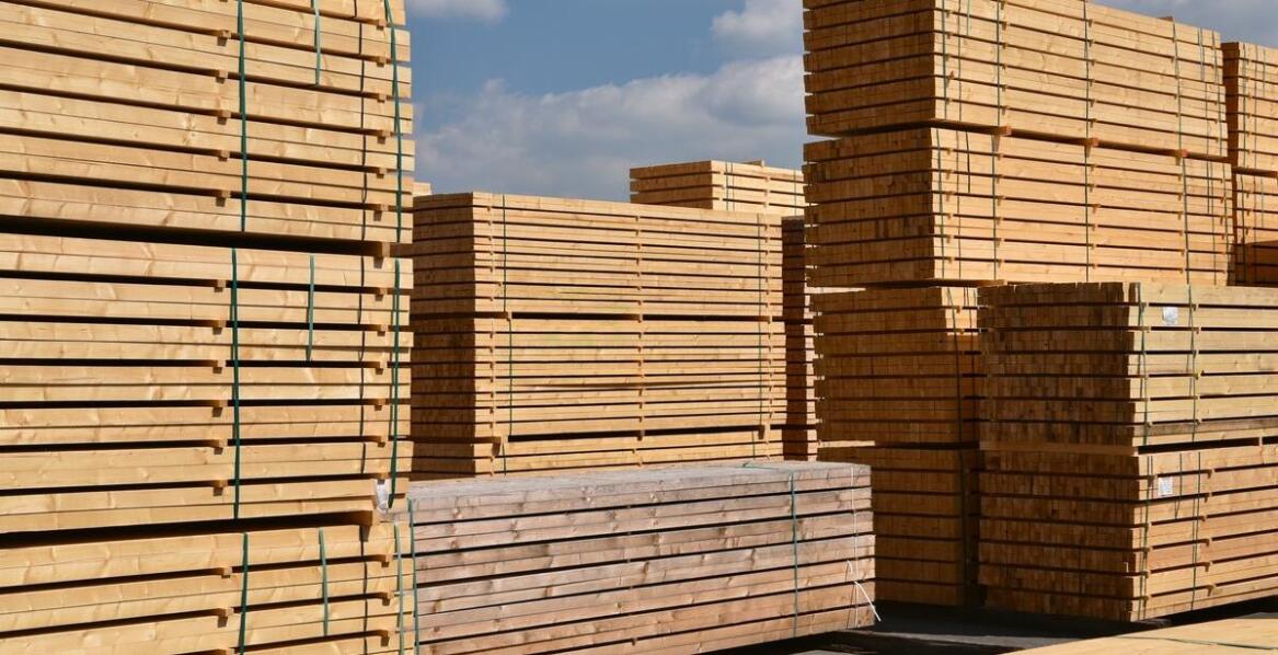 Drewno konstrukcyjne a prefabrykowane elementy budowlane – porównanie