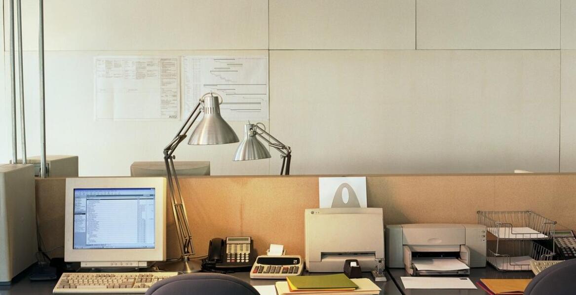 Jakie są zalety szaf aktowych w organizacji dokumentów w biurze?